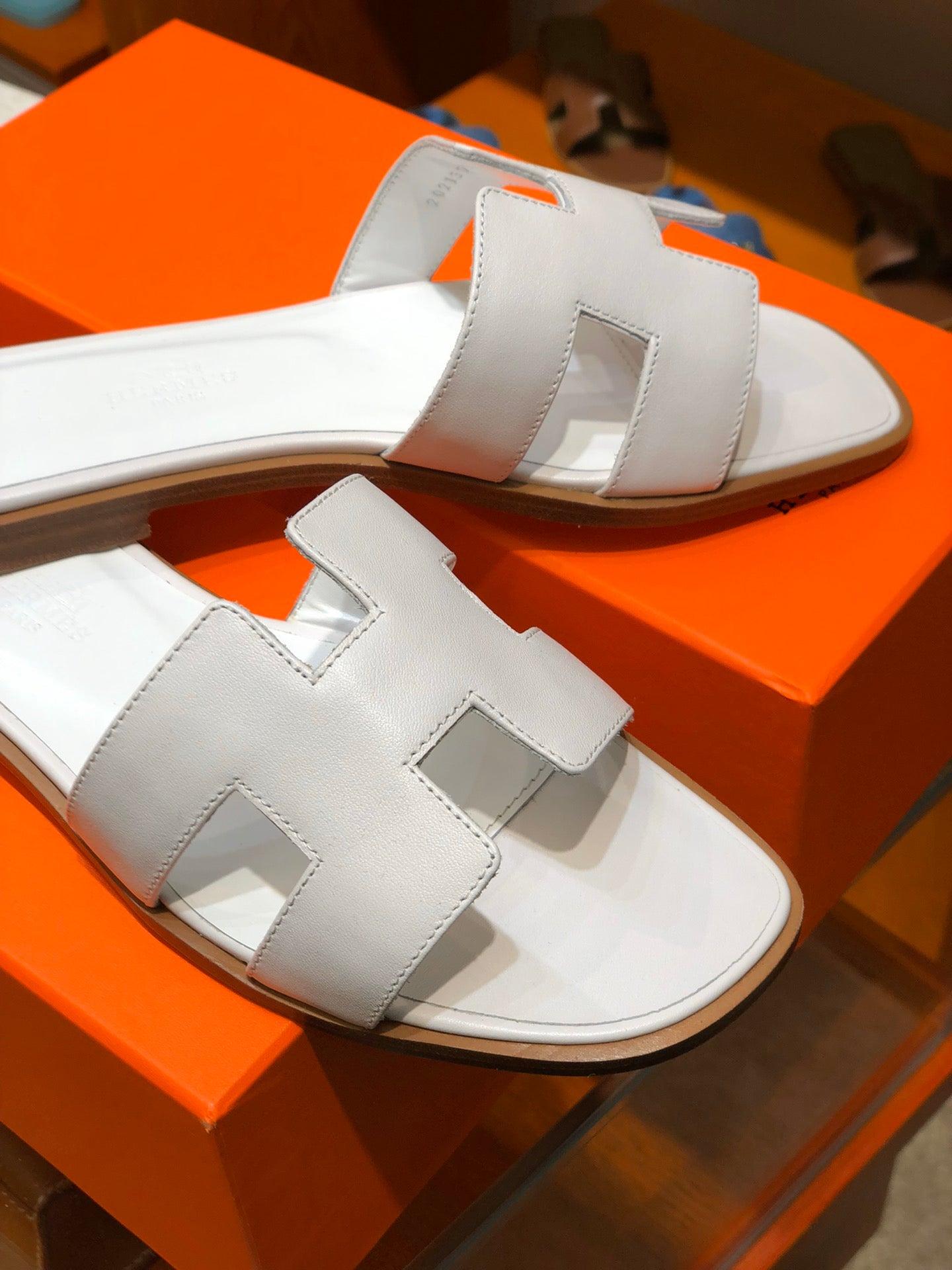Luxury Cowhide Leather Sandals – Classic Cut Design